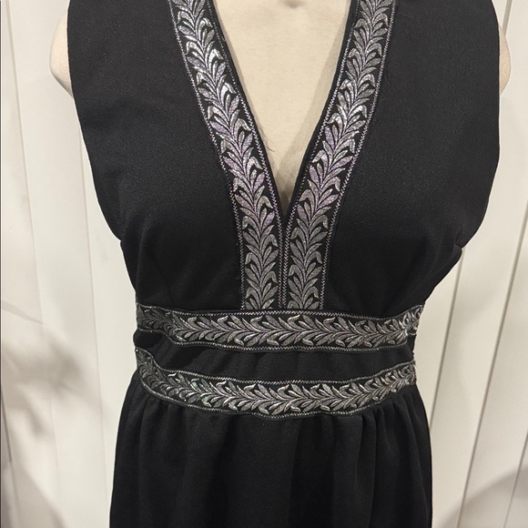 Elegant Black Sleeveless Dress - Picture 3 of 4